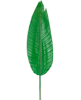 La feuille artificielle Strelitzia 110 cm est une grande feuille artificielle verte avec une nervure médiane proéminente et des nervures latérales visibles, représentée sur un fond blanc uni.