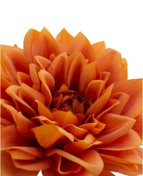 Gros plan de la Fleur Artificielle Dahlia Real Touch orange 54 cm, une fleur artificielle orange aux pétales superposés, représentée sur un fond blanc.