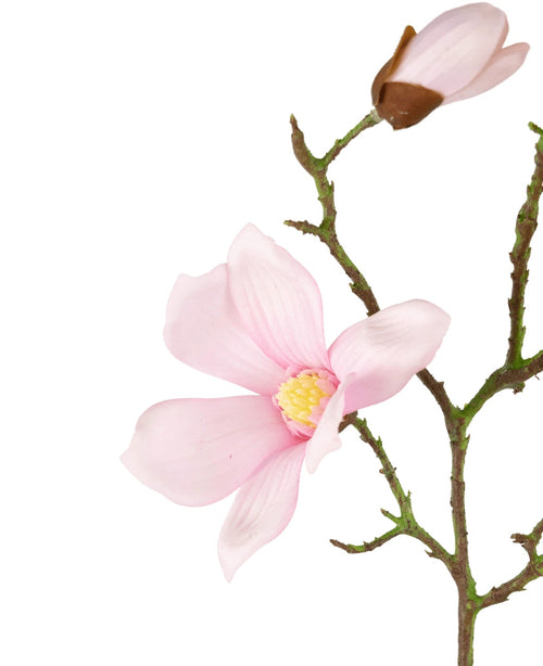 Une branche artificielle de Magnolia Real Touch Pink de 72 cm avec une fleur rose clair épanouie et un bouton rose fermé sur un fond blanc.