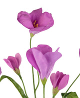 Le Rhododendron Azalée Artificiel Real Touch Violet 80 cm a des fleurs d'azalée violettes réalistes avec des tiges et des feuilles vertes sur un fond blanc. Certaines fleurs sont complètement ouvertes, tandis que d’autres sont partiellement fermées.