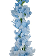 Le Delphinium Artificiel Real Touch Bleu 90 cm est une guirlande verticale de fleurs artificielles bleu clair douces à volants sur une tige verte, sur fond blanc.