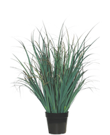 Le gazon artificiel Lawn Green 70 cm ignifuge a de longues et fines feuilles vertes dans un pot noir, sur un fond blanc uni - une plante artificielle élégante parfaite pour les intérieurs modernes.
