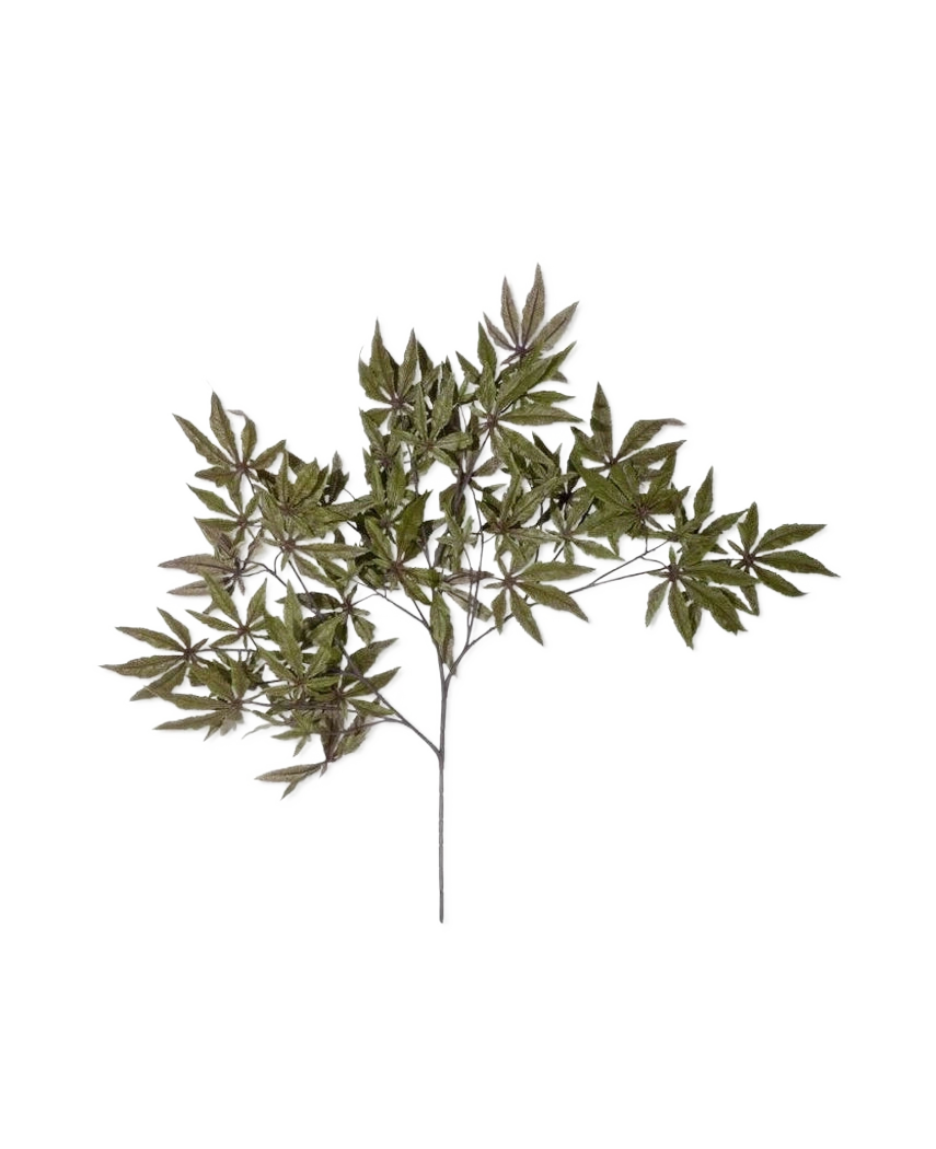La Branche Artificielle Érable 70 cm vert ignifuge a une tige fine avec de multiples branches, chacune décorée de feuilles vertes pointues en forme d'étoile, et est représentée isolée sur un fond blanc.