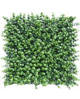 La haie artificielle Eucalyptus 50x50 cm UV est un panneau d'art dense et carré avec des feuilles vertes dans un design en grille, qui forme un mur de feuilles élégant sur un fond blanc uni.