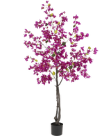 Le bougainvillier artificiel 180 cm violet a des branches sombres, des fleurs violettes éclatantes et des feuilles vertes dans un pot noir - parfait comme plante artificielle colorée pour votre salon.