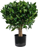 La plante Laurier Artificiel UV d65 cm est un petit arbre artificiel au tronc épais et aux feuilles denses et vertes brillantes dans un pot en plastique noir sur fond blanc uni.