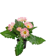 La Plante Artificielle Gerbera UV 28 cm rose a un petit pot noir avec des fleurs de gerbera artificielles roses vibrantes et des feuilles vertes luxuriantes, sur un fond blanc uni.