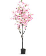 La Fleur de Cerisier Artificielle 180 cm rose présente des fleurs roses et des feuilles vertes dans un petit pot noir, sur un fond blanc uni.