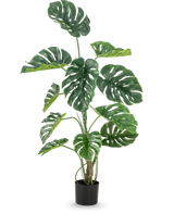 La plante artificielle Monstera 120 cm est un grand faux monstera en pot avec de grandes feuilles vertes brillantes avec des trous et des fissures d'aspect naturel, sur un fond blanc uni.