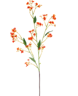 La Branche Artificielle Daphné Spray 108 cm orange possède une seule et longue branche artificielle avec de petites fleurs orange vif et des feuilles vertes, sur un fond blanc uni.