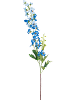 La Fleur Artificielle Delphinium 79 cm bleue a une seule longue tige avec des fleurs bleues en grappes et des feuilles vertes sur fond blanc. Les fleurs vont du bleu clair au bleu foncé le long du sommet de la tige.