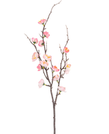 La Branche Artificielle Prunus 78 cm rose possède une seule branche brun foncé avec des pousses plus petites, décorée de fleurs de cerisier roses et blanches et de bourgeons verts, sur un fond blanc uni.