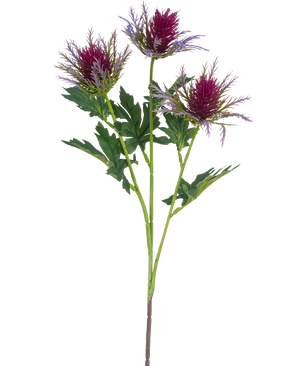 La branche artificielle de chardon de 67 cm violet a une seule tige avec trois fleurs épineuses ressemblant à un chardon violet et des feuilles vertes irrégulières sur un fond blanc.