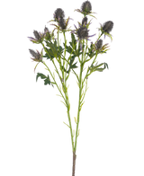 La branche artificielle de chardon de 68 cm bleu a une seule tige avec de multiples fleurs de chardon bleu épineux et des feuilles vertes dentelées, isolées sur un fond blanc.