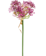De Kunstbloem Allium 60 cm paars heeft een hoge groene steel met een hartvormige tros kleine roze en paarse bloemen, geaccentueerd door een dun, gedroogd lichtbruin blad dat losjes om de steel zit, tegen een witte achtergrond.