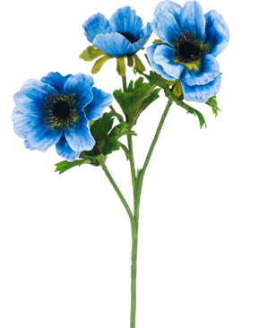 La fleur artificielle Anémone double 56 cm bleue a une seule tige verte avec trois fleurs d'anémone bleues et plusieurs feuilles vertes, représentées sur un fond blanc uni.