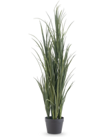 Le gazon artificiel vert UV 120 cm est un gazon artificiel haut avec de longues feuilles vertes fines dans un simple pot noir, sur un fond blanc uni.