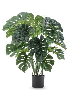 La plante artificielle Monstera 90 cm a de grandes feuilles vertes fendues et est présentée dans un pot noir sur un fond blanc uni.
