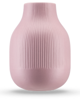 Le Vase Botan 22 cm vieux rose est un vase en céramique rose clair avec une base ronde, un col étroit et une texture nervurée verticale sur la moitié supérieure. La finition mate et lisse le rend idéal pour un mobilier moderne.