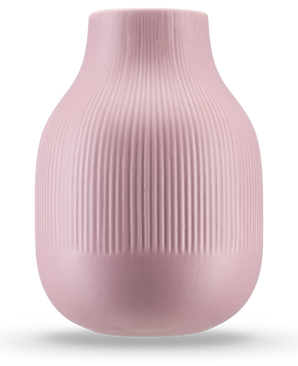 Le Vase Botan 22 cm vieux rose est un vase en céramique rose clair avec une base ronde, un col étroit et une texture nervurée verticale sur la moitié supérieure. La finition mate et lisse le rend idéal pour un mobilier moderne.