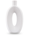 Le Vase Soft Bloom 27 cm blanc cassé est un vase moderne en céramique avec une forme ovale, des nervures concentriques, un centre creux, une finition lisse et un petit col cylindrique - idéal pour exposer des fleurs artificielles en soie.