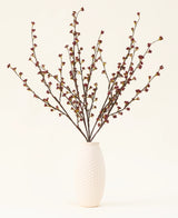 Het Zijden kunstbloemen boeket Callicarpa Paars is gerangschikt in een waaiervorm - perfect voor herfsttentoonstellingen of om levendige paarse zijden bloemen te laten zien tegen een lichte achtergrond.