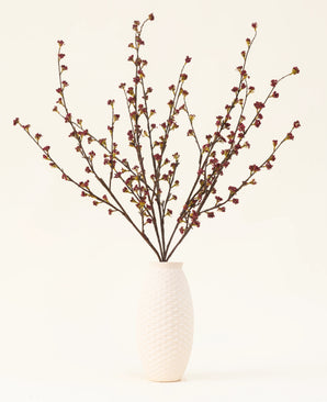 Het Zijden kunstbloemen boeket Callicarpa Paars is gerangschikt in een waaiervorm - perfect voor herfsttentoonstellingen of om levendige paarse zijden bloemen te laten zien tegen een lichte achtergrond.