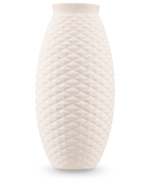 De Vaas Vessel 33 cm beige is een hoge vaas van gebroken wit keramiek met een oppervlak in ruitpatroon en een brede, licht uitlopende opening, tegen een effen witte achtergrond.