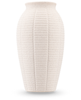 De Vaas Wild Petal 26 cm beige is een hoge vaas van gestructureerd keramiek met verticale ribbels en een licht uitlopende rand, tegen een effen witte achtergrond.