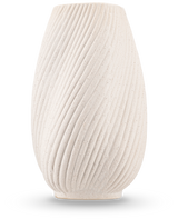 De Vaas Morning 25 cm beige is een vaas van gestructureerd, gebroken wit keramiek met een ronde vorm en diagonale golfachtige richels, tegen een effen witte achtergrond. Ideaal om zijden bloemen in te zetten.