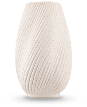 De Vaas Morning 25 cm beige is een vaas van gestructureerd, gebroken wit keramiek met een ronde vorm en diagonale golfachtige richels, tegen een effen witte achtergrond. Ideaal om zijden bloemen in te zetten.
