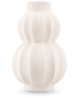 De Vaas Bloomnest 24 cm beige is een witte vaas van gestructureerd keramiek met een matte afwerking en een afgeronde dubbele kalebasvorm met verticale groeven. Ideaal voor kunstbloemen. Afgebeeld tegen een effen, lichtgekleurde achtergrond.