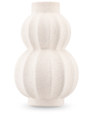 De Vaas Bloomnest 24 cm beige is een witte vaas van gestructureerd keramiek met een matte afwerking en een afgeronde dubbele kalebasvorm met verticale groeven. Ideaal voor kunstbloemen. Afgebeeld tegen een effen, lichtgekleurde achtergrond.