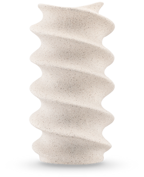 Le Vase Tiny Forst 21 cm beige est un grand vase en céramique avec une texture, une surface beige mouchetée et un design en spirale ondulée, idéal pour exposer des fleurs artificielles en soie sur un fond blanc.
