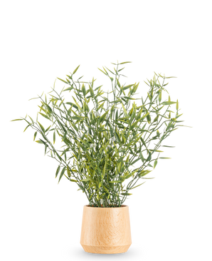 La Plante Artificielle Bambou 43 cm présente des feuilles de bambou aux feuilles vertes et des tiges fines dans un pot en bois clair, sur un fond blanc uni.