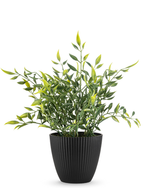 Une plante artificielle en bambou de 28 cm, une plante en pot verte aux feuilles longues et minces, certaines avec une pointe jaune, pousse dans un pot noir nervuré verticalement sur un fond blanc uni.