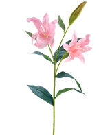 La Fleur Artificielle Lys Real Touch rose 95 cm possède une seule tige verte avec deux lys roses en fleurs et un bourgeon fermé, entouré de longues feuilles vertes pointues, sur un fond blanc.