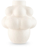Le Vase Stemlight 21 cm beige est un vase en céramique à la finition mate et à la forme ronde unique en beige, parfait pour un intérieur minimaliste.