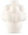 Le Vase Stemlight 21 cm beige est un vase en céramique à la finition mate et à la forme ronde unique en beige, parfait pour un intérieur minimaliste.