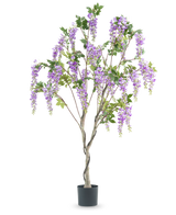 La plante Wisteria artificielle de 180 cm a un tronc torsadé avec des bouquets réalistes de fleurs violettes et de feuilles vertes sur un fond blanc.