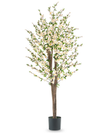 La plante de fleurs de cerisier artificielles 180 cm crème possède plusieurs tiges brunes, des feuilles vertes et de nombreuses petites fleurs blanches dans un pot noir, sur un fond blanc uni.