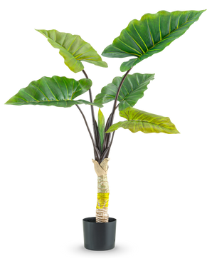 La plante artificielle Calocasia 120 cm possède de grandes feuilles vertes larges et une tige centrale épaisse dans un pot haut, sur un fond blanc uni.