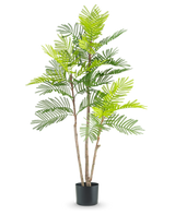 La plante de fougère artificielle de 120 cm a plusieurs tiges brunes minces et des feuilles vertes luxuriantes ressemblant à des fougères, dans un petit pot noir sur un fond blanc uni.
