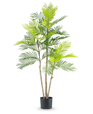 La plante de fougère artificielle de 120 cm a plusieurs tiges brunes minces et des feuilles vertes luxuriantes ressemblant à des fougères, dans un petit pot noir sur un fond blanc uni.