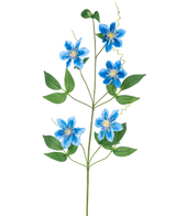 La fleur artificielle Clématite double 82 cm bleue a une seule tige de vigne avec cinq fleurs bleues vibrantes et plusieurs feuilles vertes, joliment mises en valeur sur un fond blanc uni.