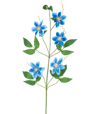 La fleur artificielle Clématite double 82 cm bleue a une seule tige de vigne avec cinq fleurs bleues vibrantes et plusieurs feuilles vertes, joliment mises en valeur sur un fond blanc uni.