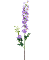 La Fleur Artificielle Delphinium 79 cm violet possède une seule tige verte avec de multiples fleurs violet clair et violettes, des coeurs jaunes et des feuilles vertes sur un fond blanc uni.