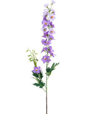 La Fleur Artificielle Delphinium 79 cm violet possède une seule tige verte avec de multiples fleurs violet clair et violettes, des coeurs jaunes et des feuilles vertes sur un fond blanc uni.