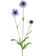 De Kunstbloem Scabiosa 63 cm blauw heeft een enkele groene stengel met drie takken, elk bekroond met een licht paarsblauwe, margrietachtige bloem en donkere, in het midden langwerpige groene bladeren, allemaal tegen een effen witte achtergrond.