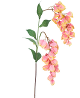 De Kunstbloem Paniculata 95 cm heeft een enkele stengel met groene bladeren en trossen roze en gele blauwe regenachtige bloemen, prachtig geïsoleerd op een witte achtergrond.